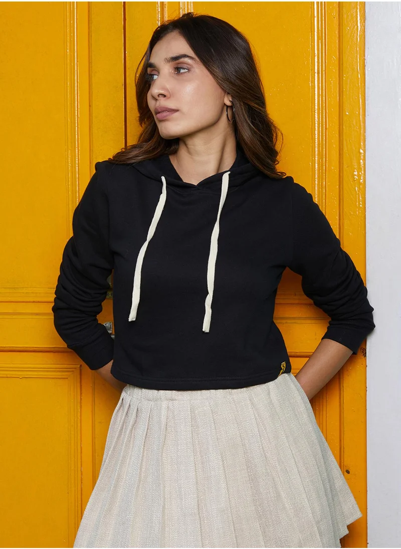 Campus Sutra Women's Midnight Black Solid Cropped Hoodie
