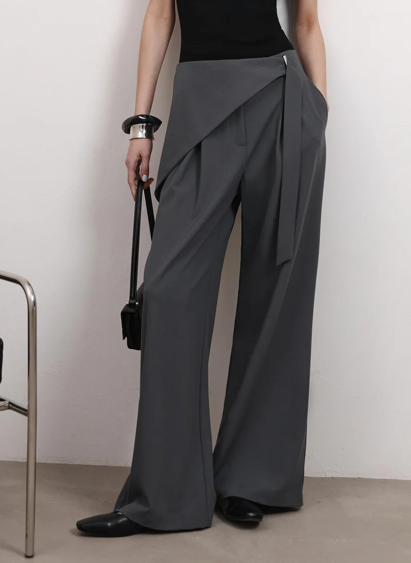 Loose-fit trousers with draping at the hips