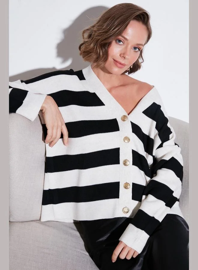 ليلا كارديجان نسائي ليلا بقصة عادية وفتحة رقبة على شكل حرف  وخطوط وأزرار من الأكريليك الناعم