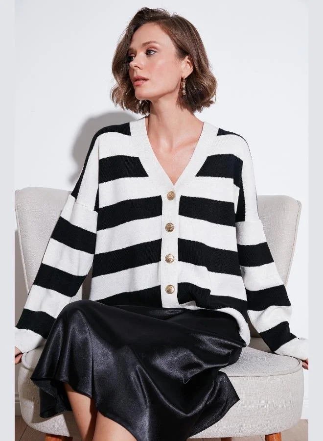 ليلا كارديجان نسائي ليلا بقصة عادية وفتحة رقبة على شكل حرف  وخطوط وأزرار من الأكريليك الناعم