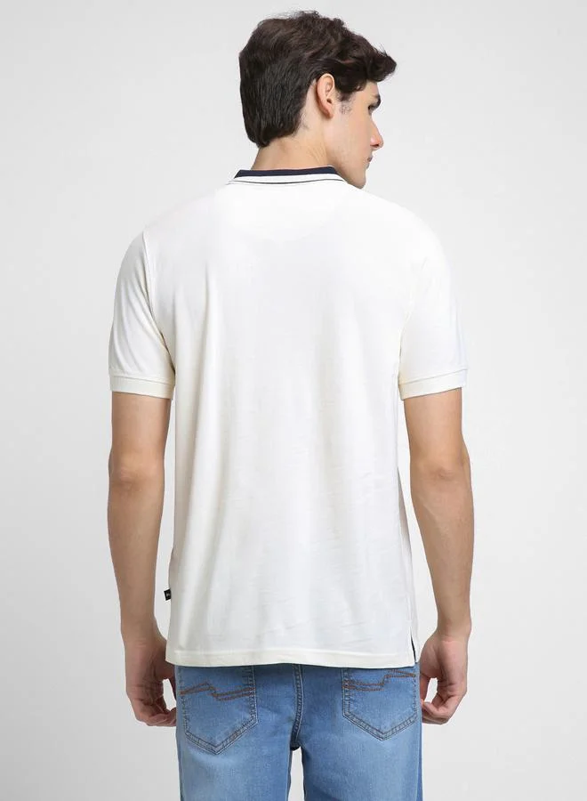 دينيس لينغو بولو بقصة ضيقة بتفاصيل ياقة متباينة