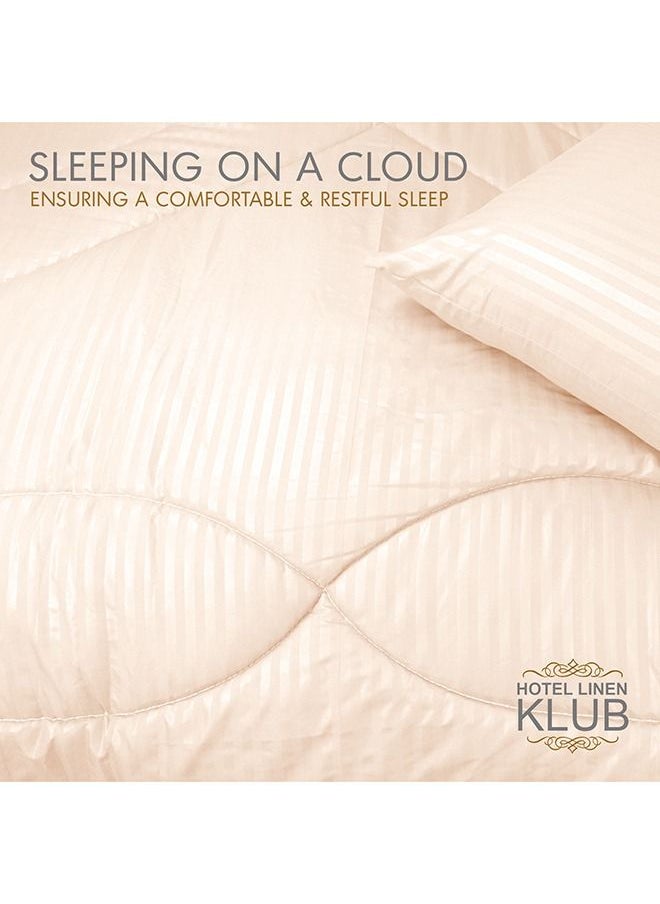 Hotel Linen Klub طقم لحاف بديل للداون - نسيج ميكروفايبر مخطط ناعم جدا، حشو ألياف ناعمة 200 جرام لكل متر مربع، الحجم: كنج 240 x 260 سم، اللون: كريمي  - Image 4