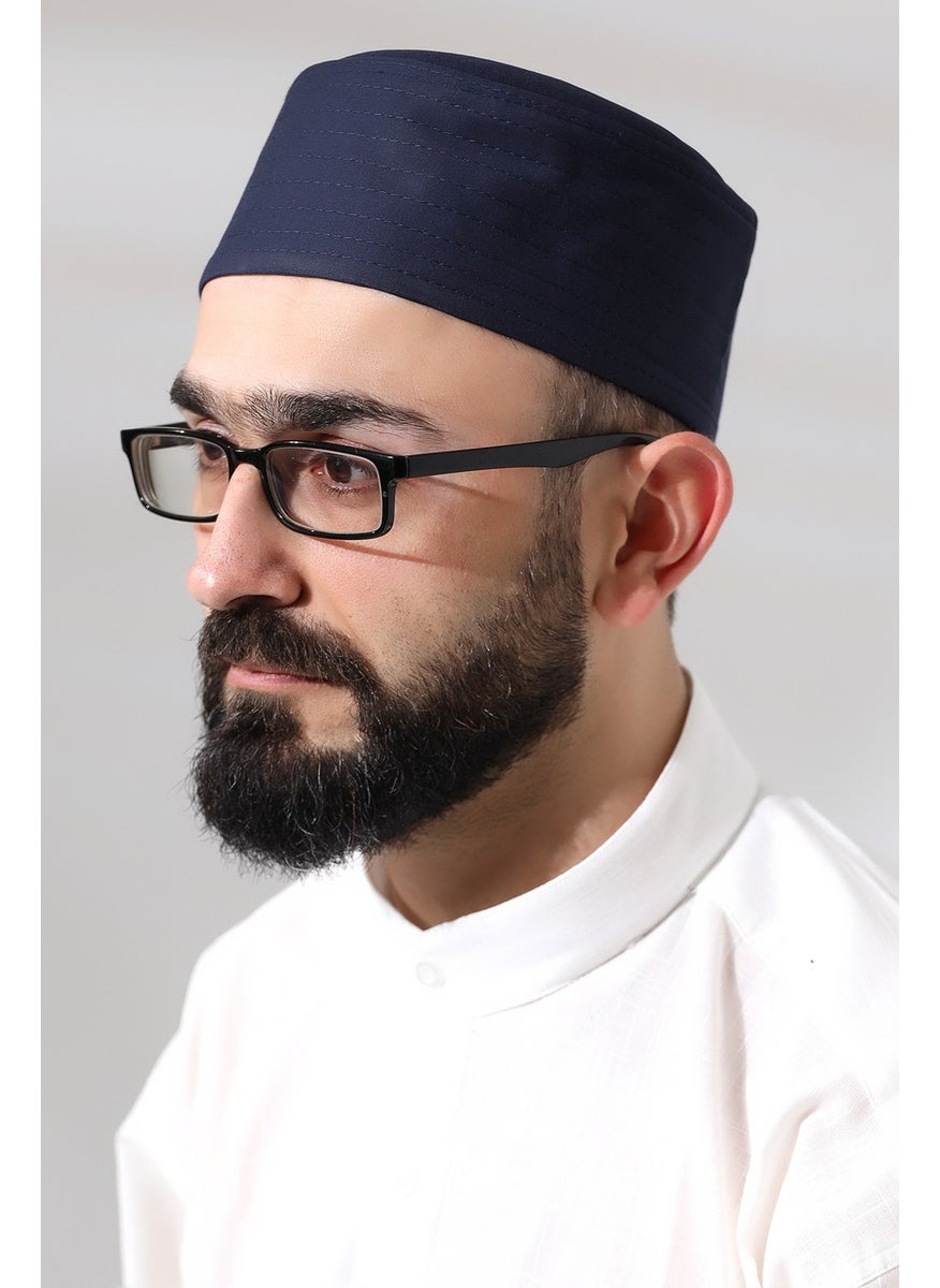 İhvan قبعة صلاة مزخرفة بشعار عائلة إيحنة مزودة بتصميم مطرز من الكتان الأزرق البحري  - Image 2