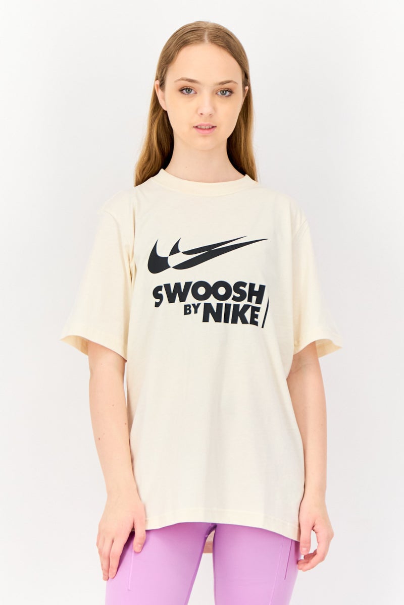 Nike تي شيرت رياضي نسائي بأكمام قصيرة، خارجي، بيج - Image 1