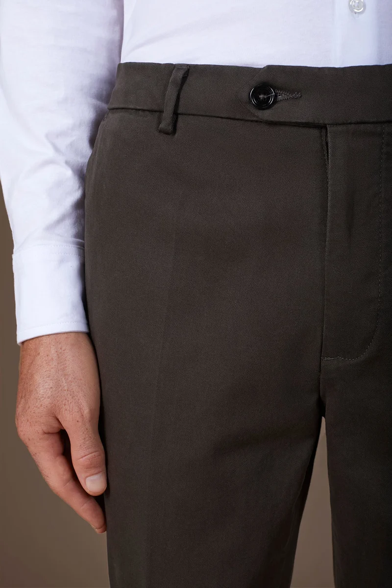 Doppelganger Brown Classic men's chinos in regular fit with stretch twill construction - DK Brown for Men | Best Price UAE
