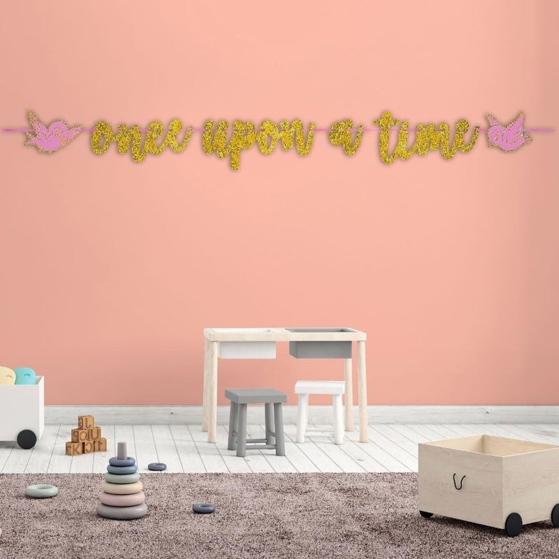أمسكان { "titleAr": "رمز "Once Upon A Time" مزين بأحرف ورقية لامعة" "detailsAr": "تصميم ساحر: رمزنا المكتوب بخطوط ذهبية لامعة "Once Upon A Time" يضيف لمسة من الأناقة السحرية إلى احتفالاتكم، مثالي لأعياد الميلاد، حفلات توديع المولودين، والأحدا - Image 3