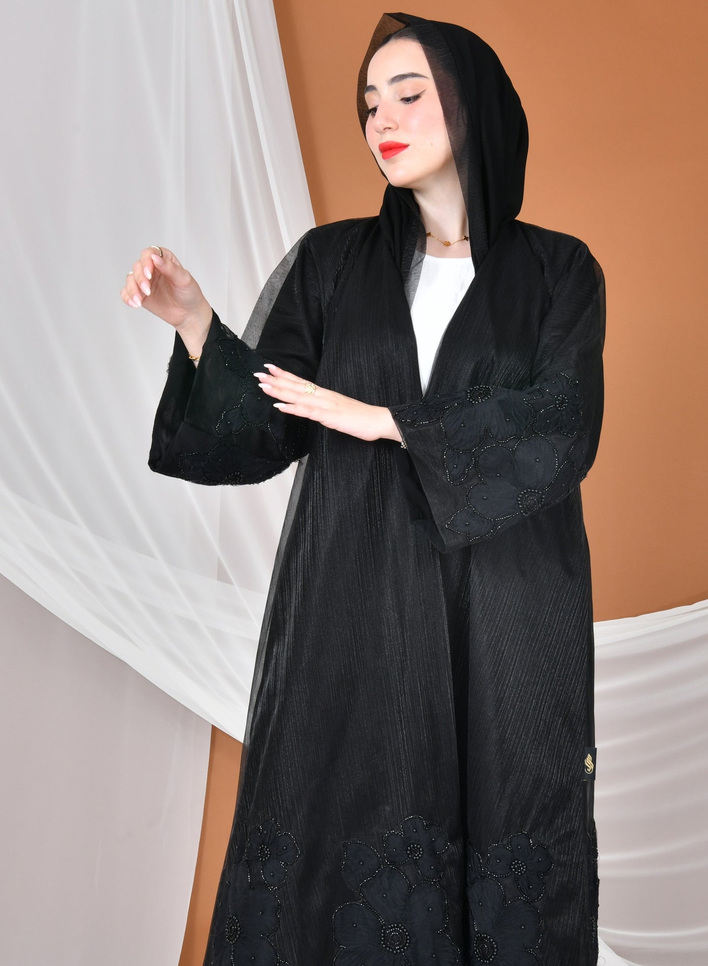 عباية لف سوداء ربع كلوش بقماش الاورقانزا مزينة بتل...