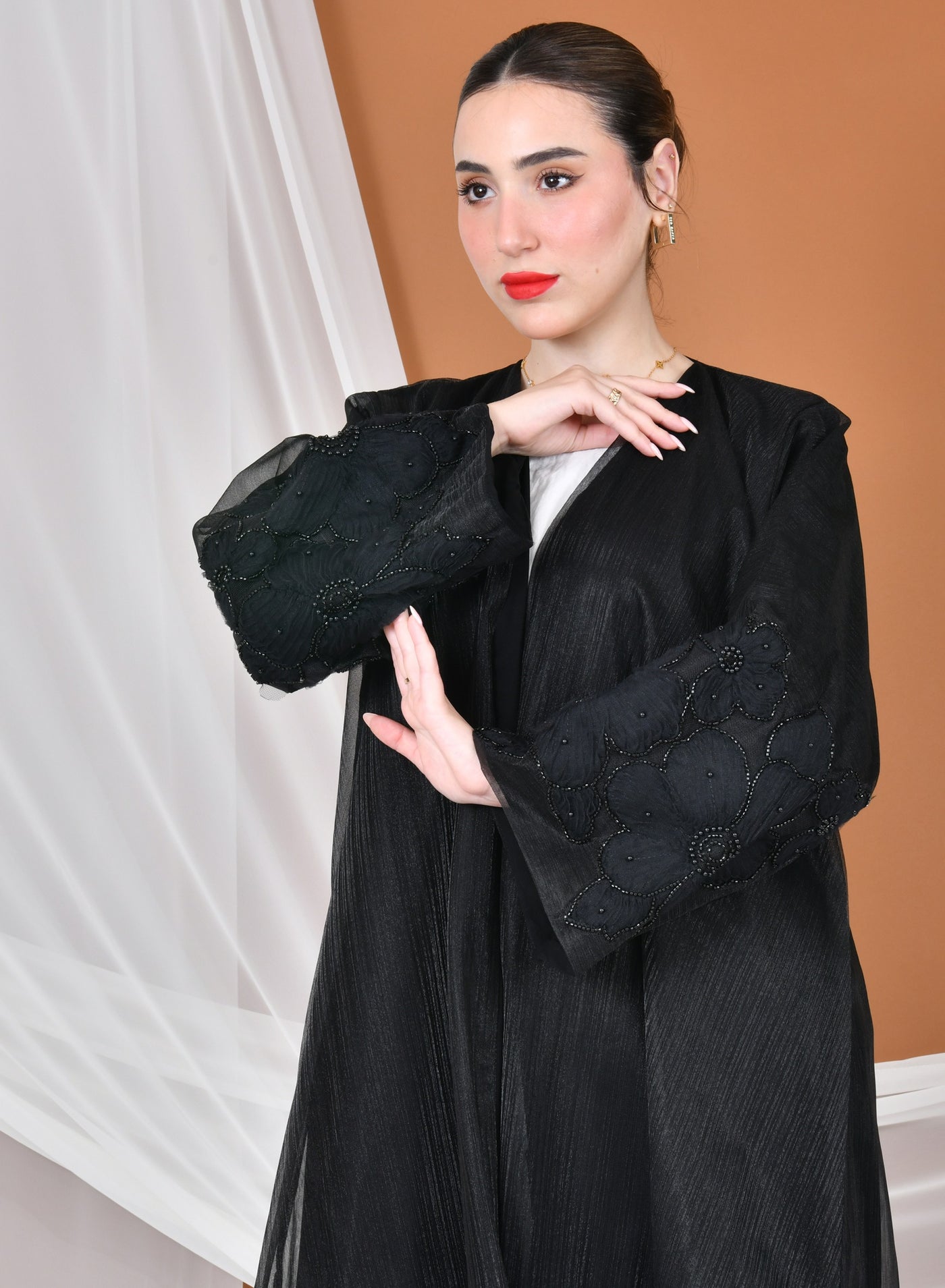 عباية لف سوداء ربع كلوش بقماش الاورقانزا مزينة بتل...