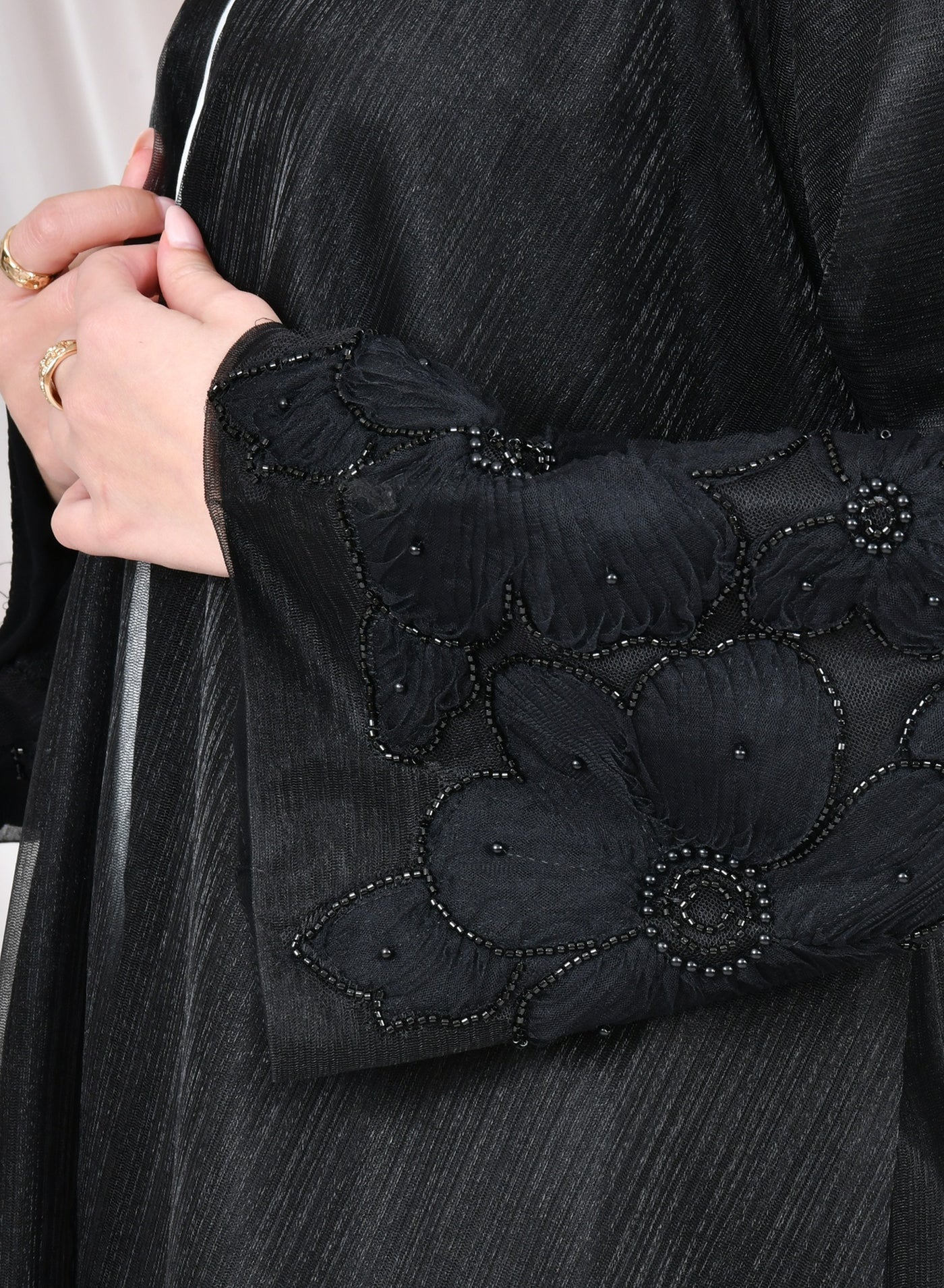 عباية لف سوداء ربع كلوش بقماش الاورقانزا مزينة بتل...