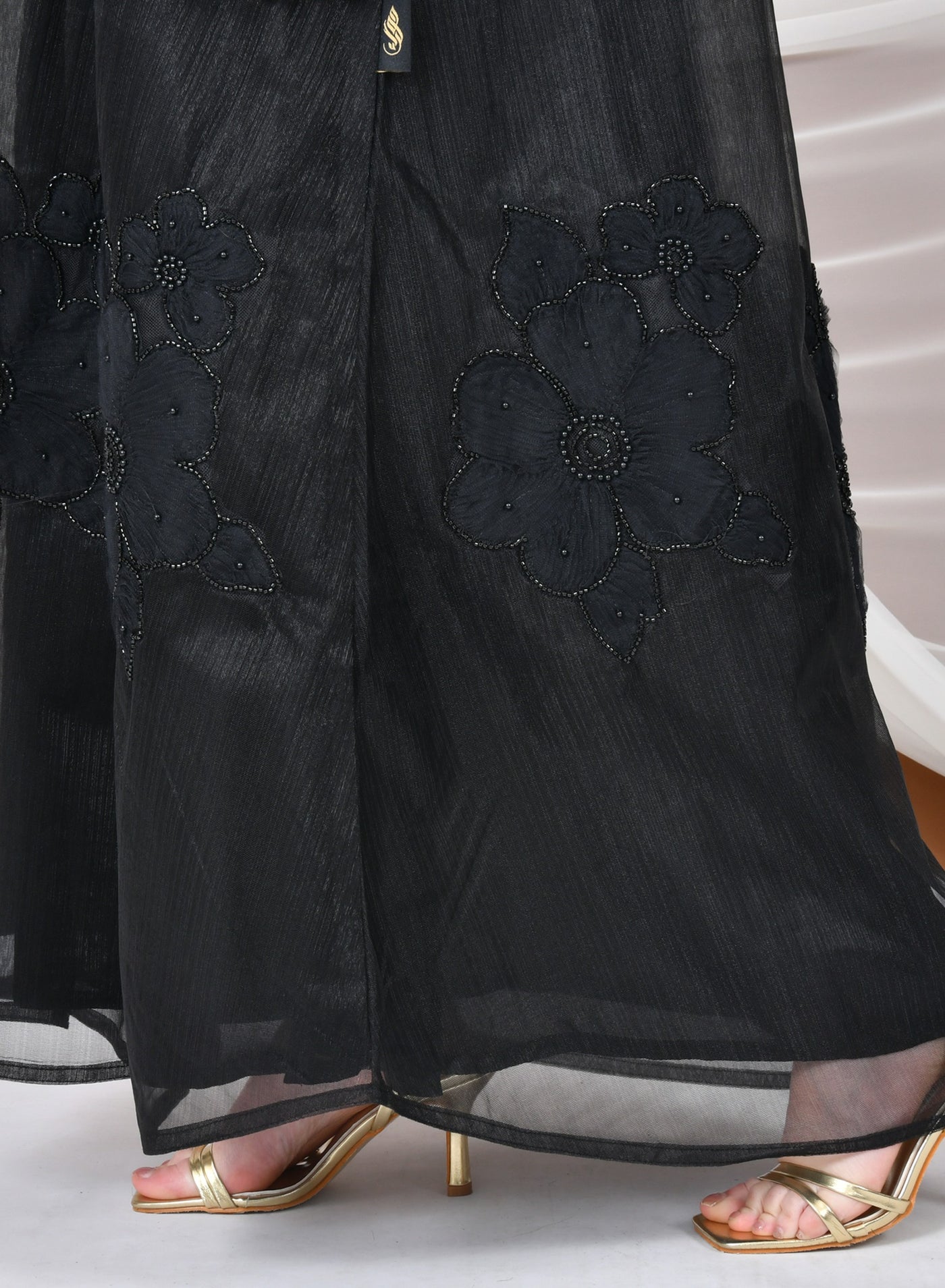 عباية لف سوداء ربع كلوش بقماش الاورقانزا مزينة بتل...