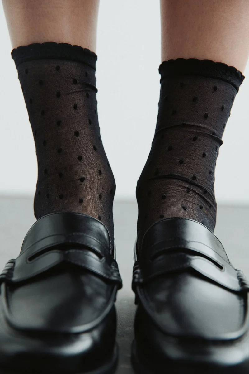 اتش اند ام جوارب منقطّة