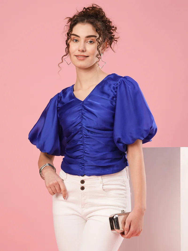 جلو باص بلوزة نسائية زرقاء بياقة على شكل حرف  وأكمام فراشة من الكريب المعتم