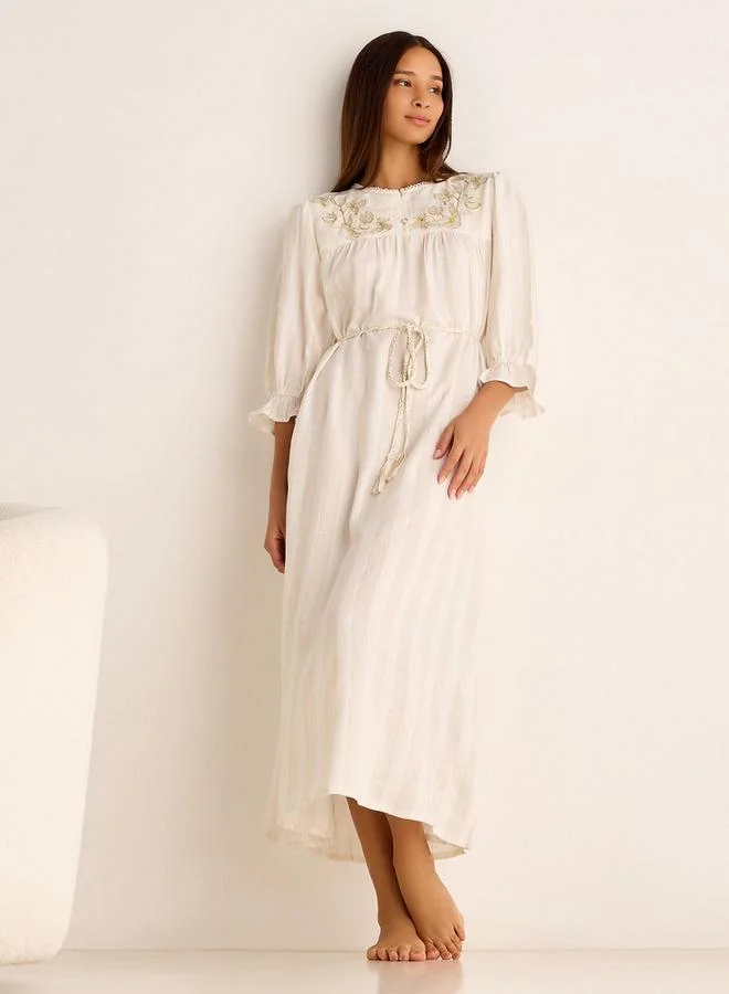 سبلاش فيڤ ثوب نوم طويل بأكمام مطرز بخطوط