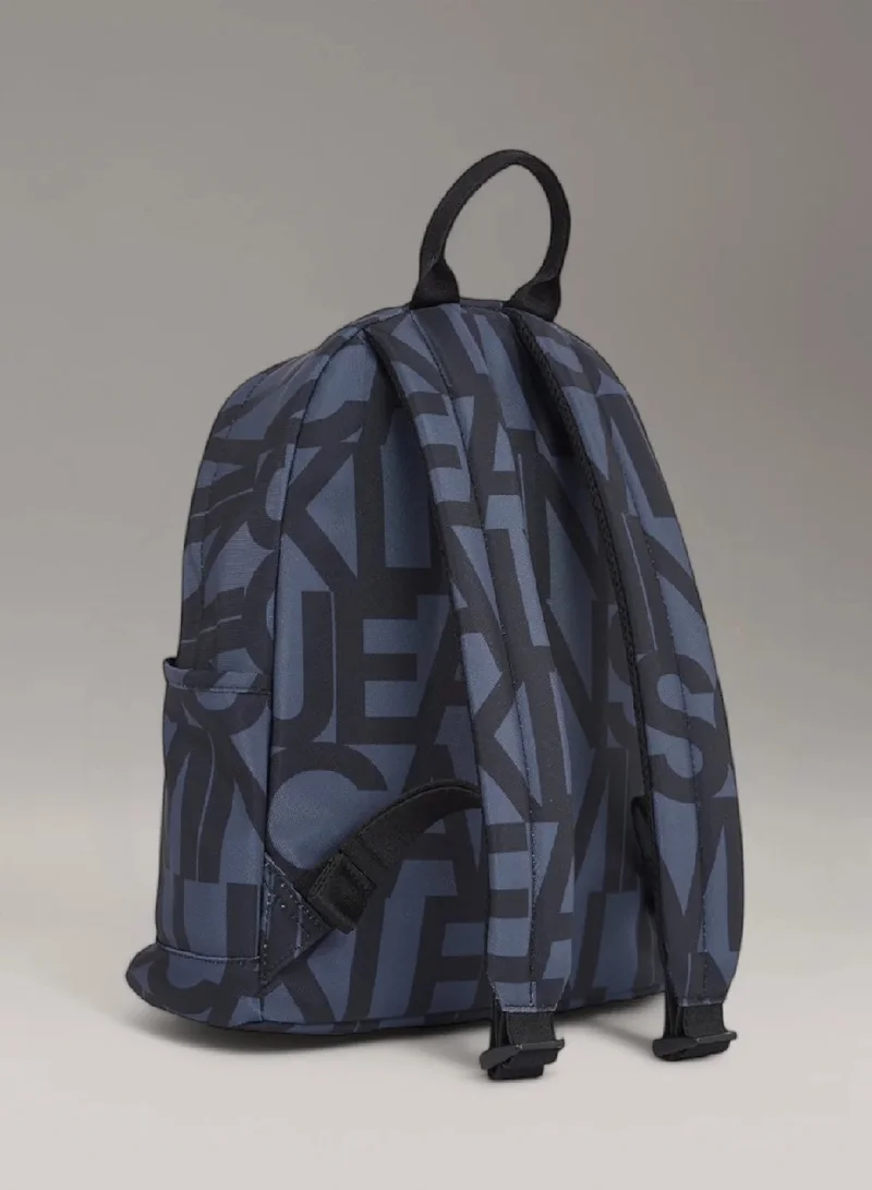 كالفن كلاين جينز شنطة ظهر مزينة بشعار كلفن كلاين