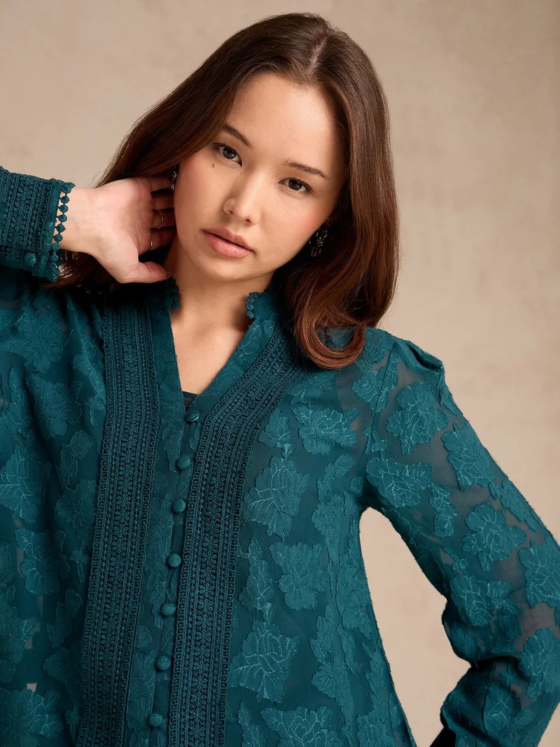 أوجيدر بلوزة قماش محروق بقصة عادية بلون تركواز مع تفاصيل دانتيل