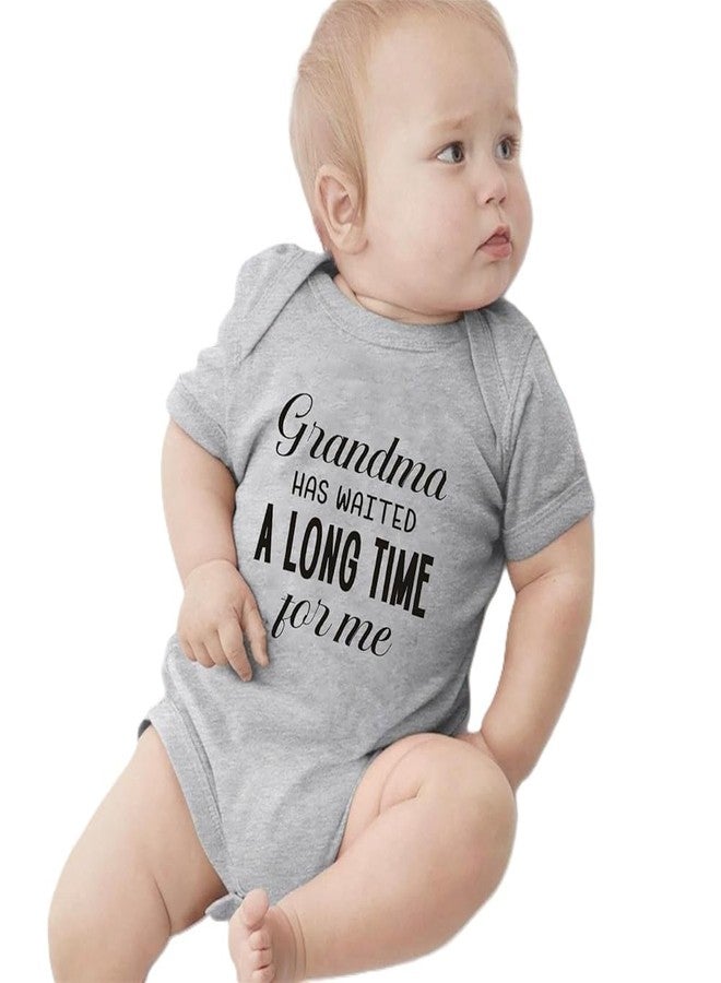 فوتابا رومبير أطفال حديثي الولادة من فوتابا بأكمام قصيرة مكتوب عليه "جدتي انتظرتني طويلاً" - رمادي وأسود - من 3 إلى 6 أشهر - Image 1