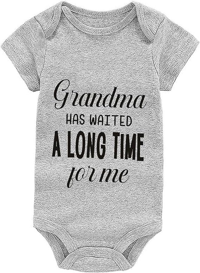 فوتابا رومبير أطفال حديثي الولادة من فوتابا بأكمام قصيرة مكتوب عليه "جدتي انتظرتني طويلاً" - رمادي وأسود - من 3 إلى 6 أشهر - Image 2