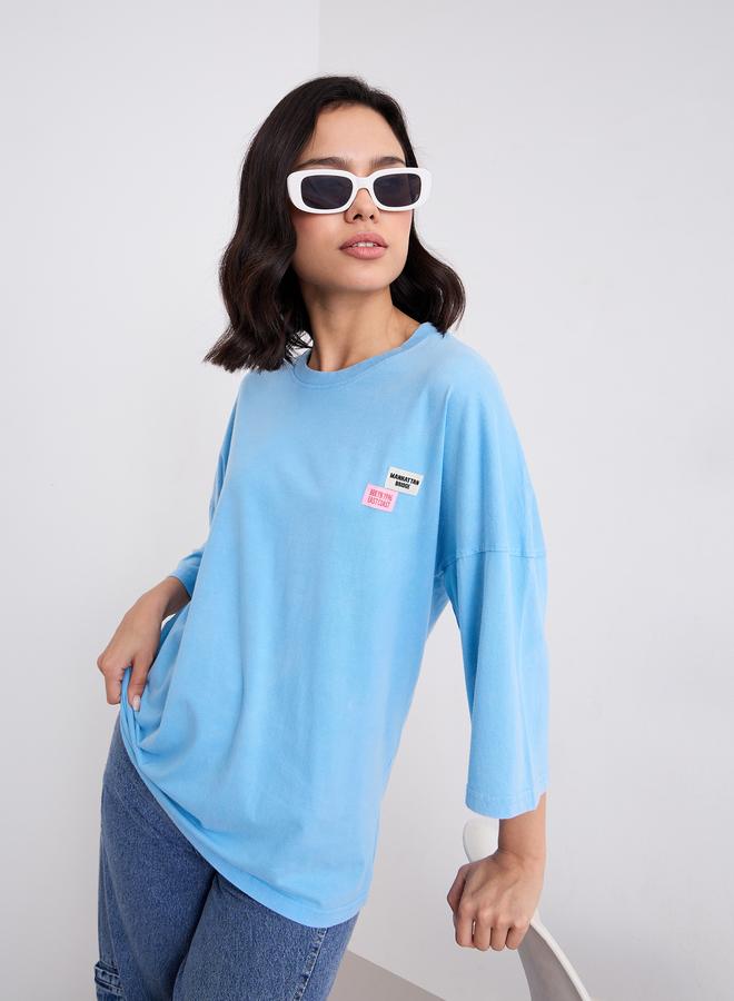 ستايلي تيشيرت فضفاض بتفاصيل شارة - Image 5