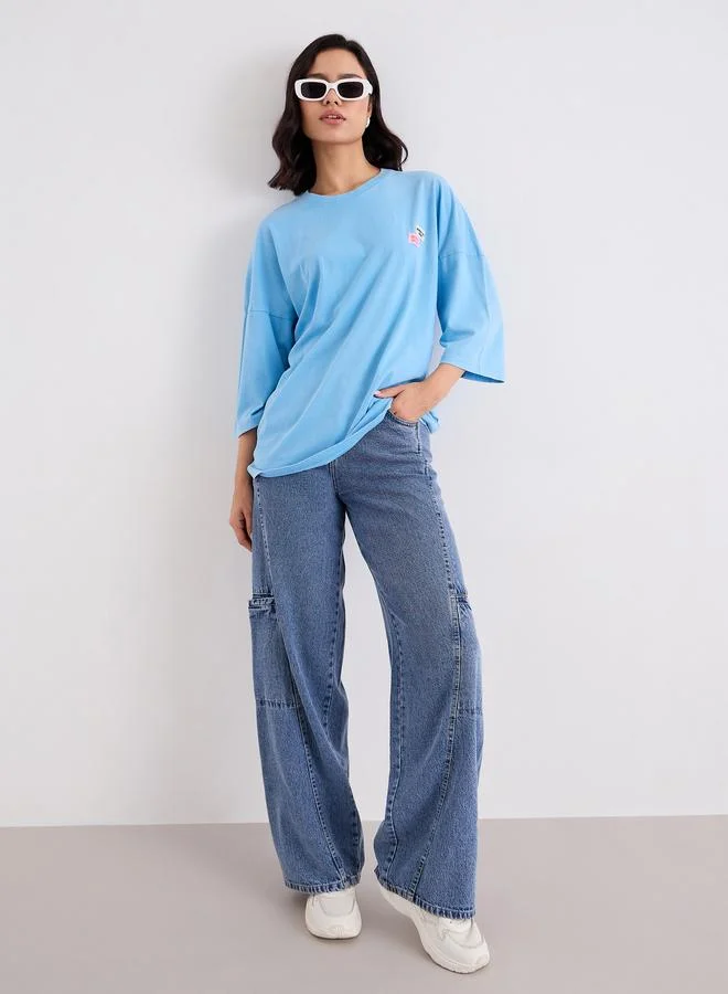 ستايلي تيشيرت فضفاض بتفاصيل شارة