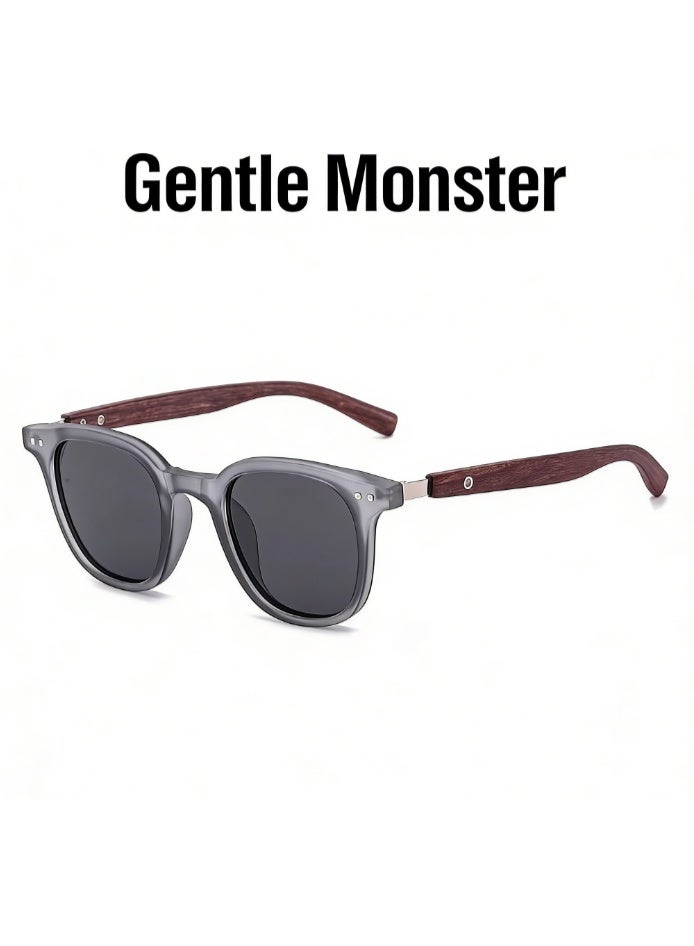 نظارات شمسية مربعة رمادية من Gentle Monster بالتعاون مع كيم وو بين - تصميم أيقوني مستوحى من نجم الكيبوب