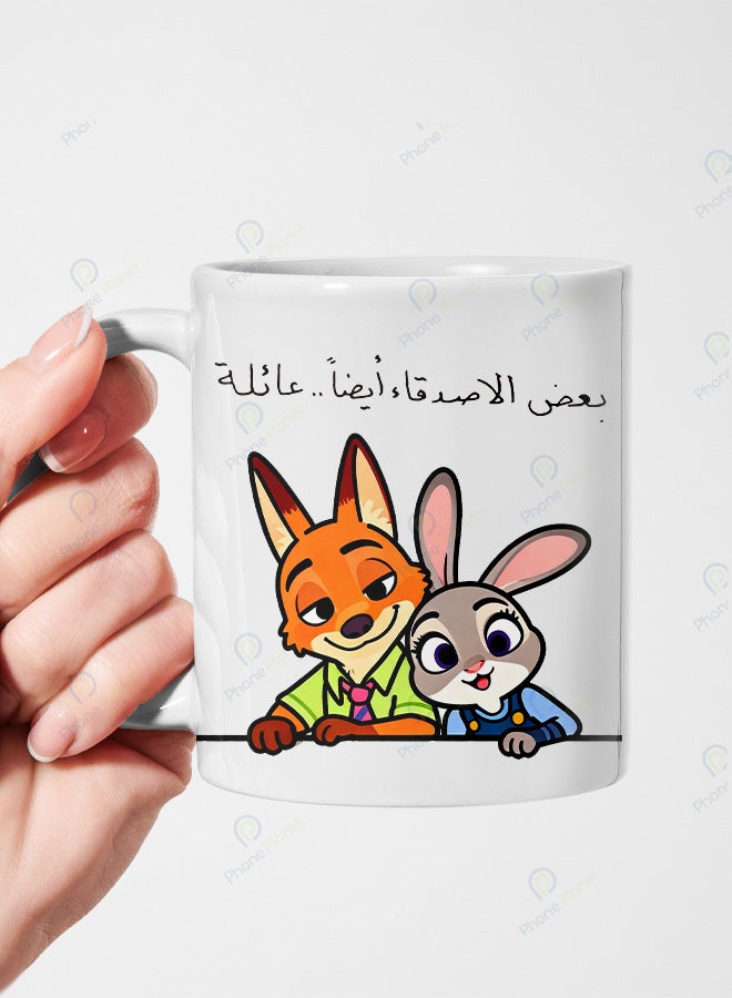 كوب من السيراميك مطبوع عليه عبارة بعض الأصدقاء أيضاً عائلة ويتميز بمقبض مريح