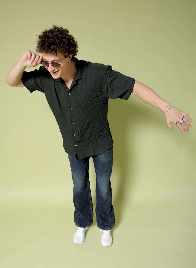 شركة المرآب الهندية Men Relaxed Fit Self Design Half Sleeves Cuban Collar Resort Wear Shirt