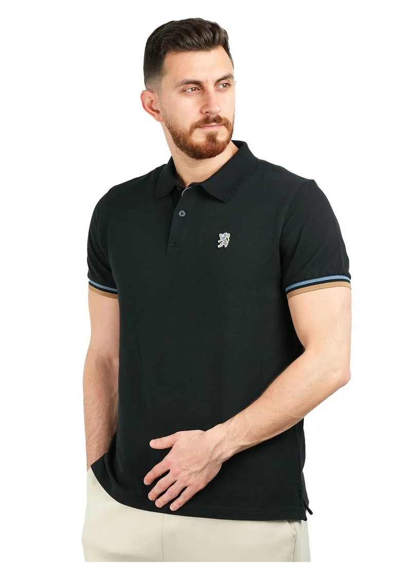 جيوردانو قميص بولو رجالي عالي الأداء بقصّة Slim Fit مطرز بنقشة أسد