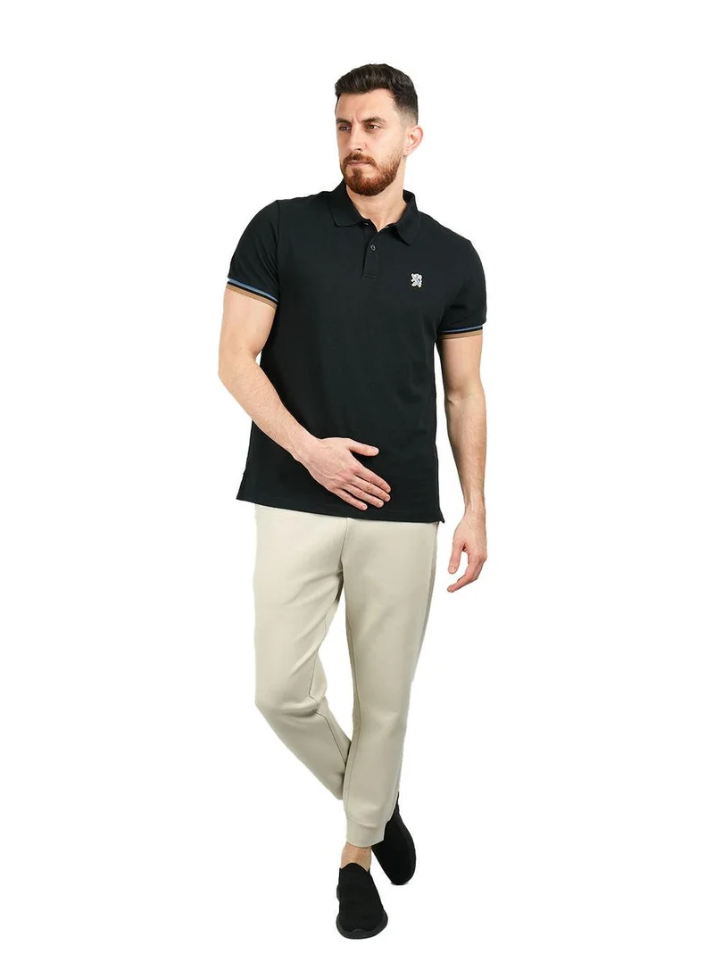 جيوردانو قميص بولو رجالي عالي الأداء بقصّة Slim Fit مطرز بنقشة أسد