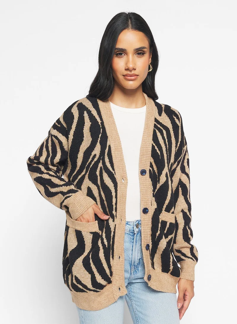 جينجر كارديجان بأزرار بطبعة جلد الفهد