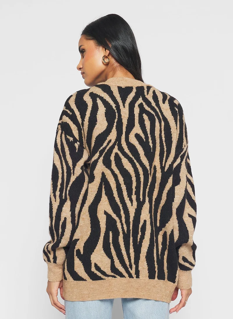 جينجر كارديجان بأزرار بطبعة جلد الفهد