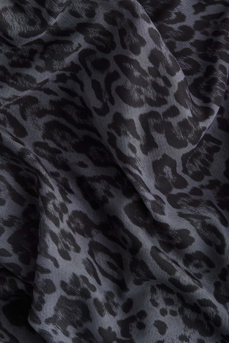 اتش اند ام بلوزة منسدلة من نسيج شبكي