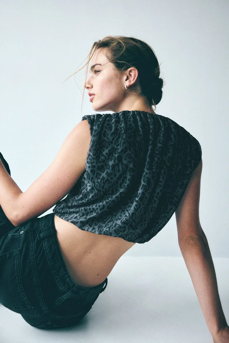 اتش اند ام بلوزة منسدلة من نسيج شبكي