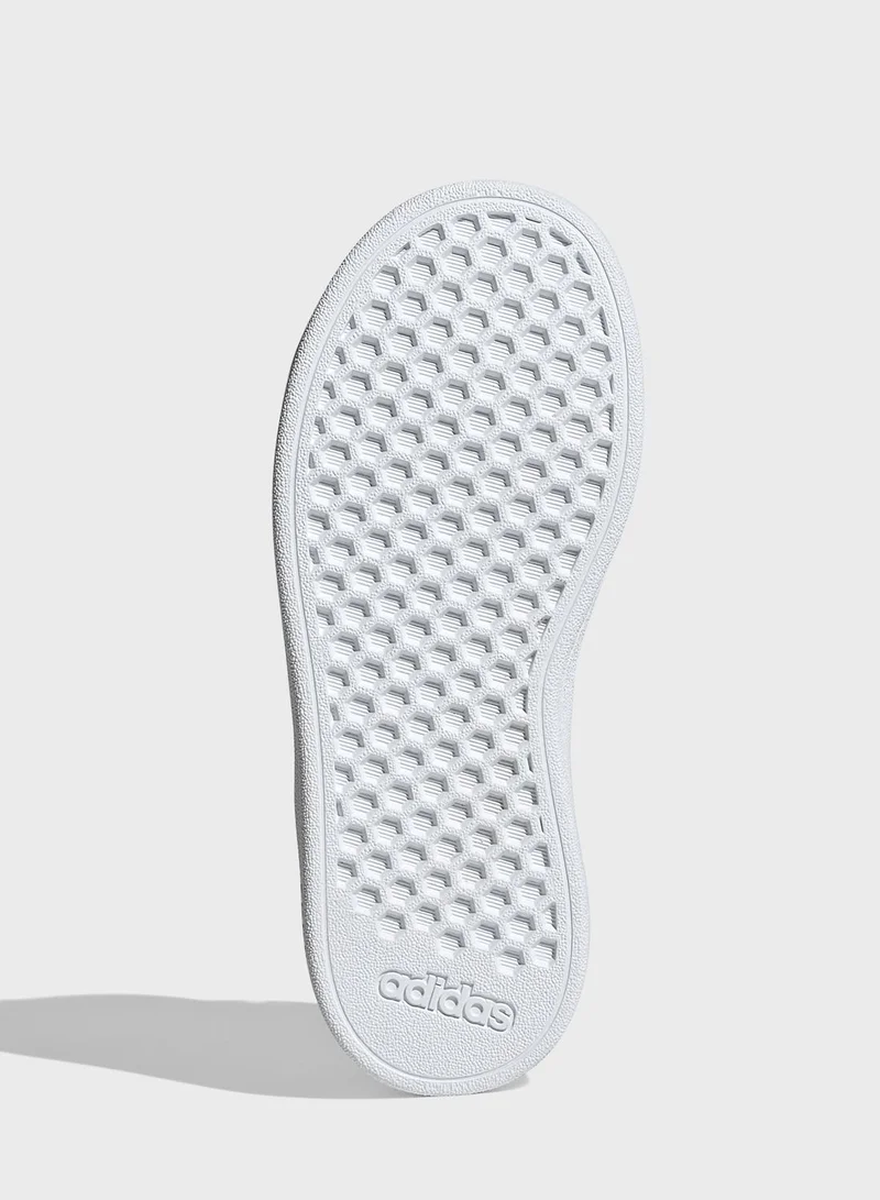adidas حذاء Grand Court ذو رباط مطاطي وحزام علوي