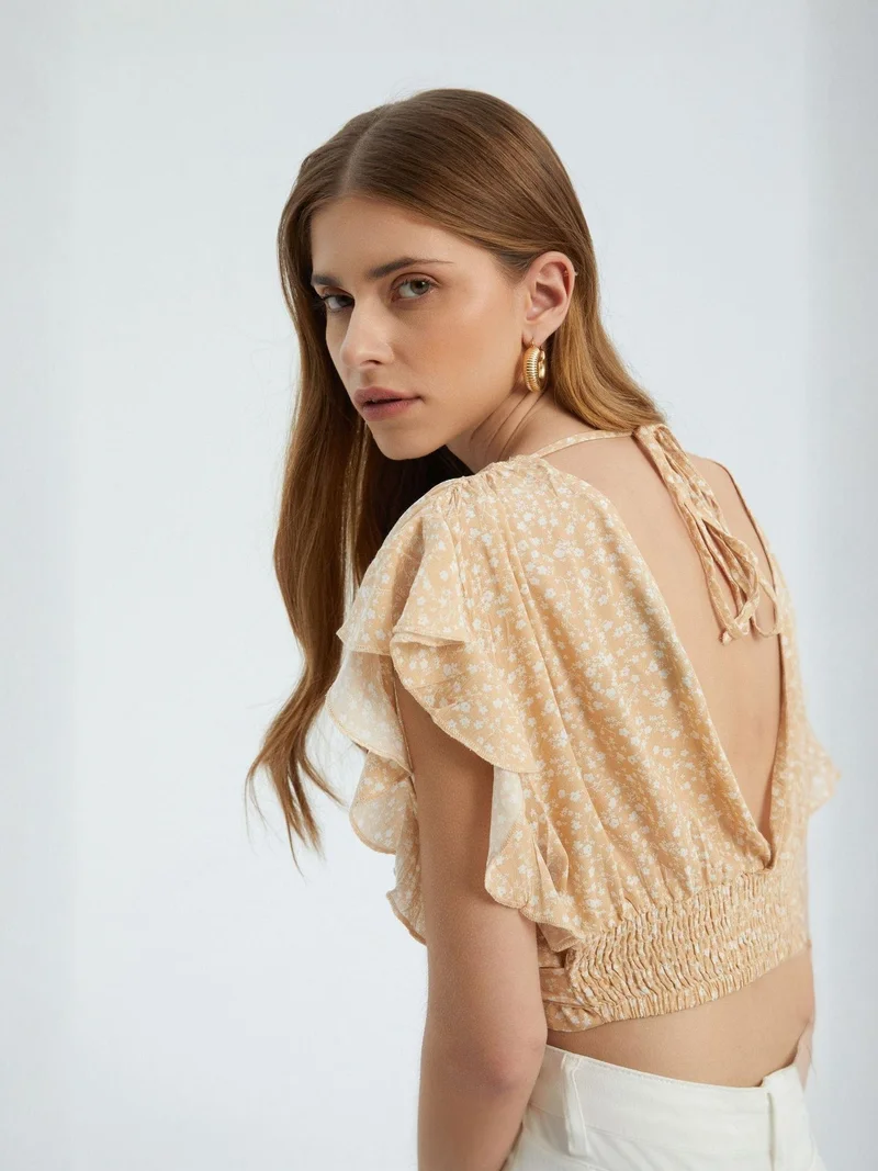 هيكاب بلوزة قصيرة بنقشة زهور وياقة على شكل حرف  ورباط جانبي