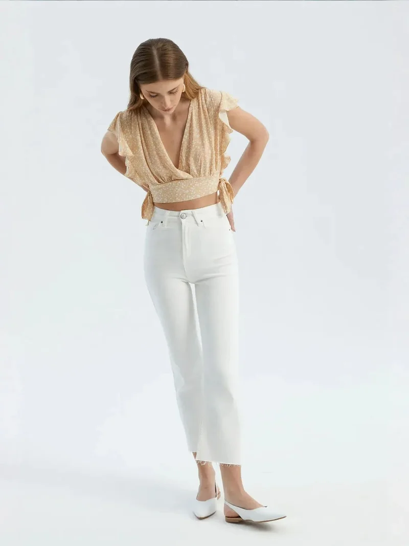 زوبعة بلوزة قصيرة بنقشة زهور وياقة على شكل حرف  ورباط جانبي