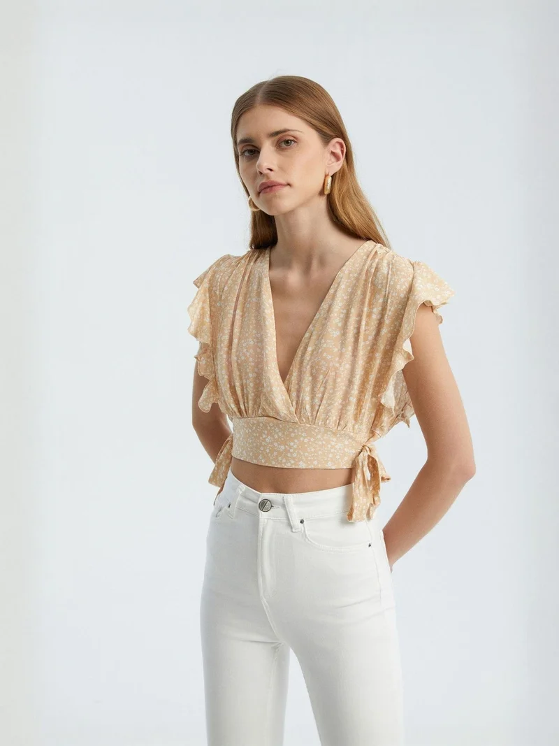 زوبعة بلوزة قصيرة بنقشة زهور وياقة على شكل حرف  ورباط جانبي