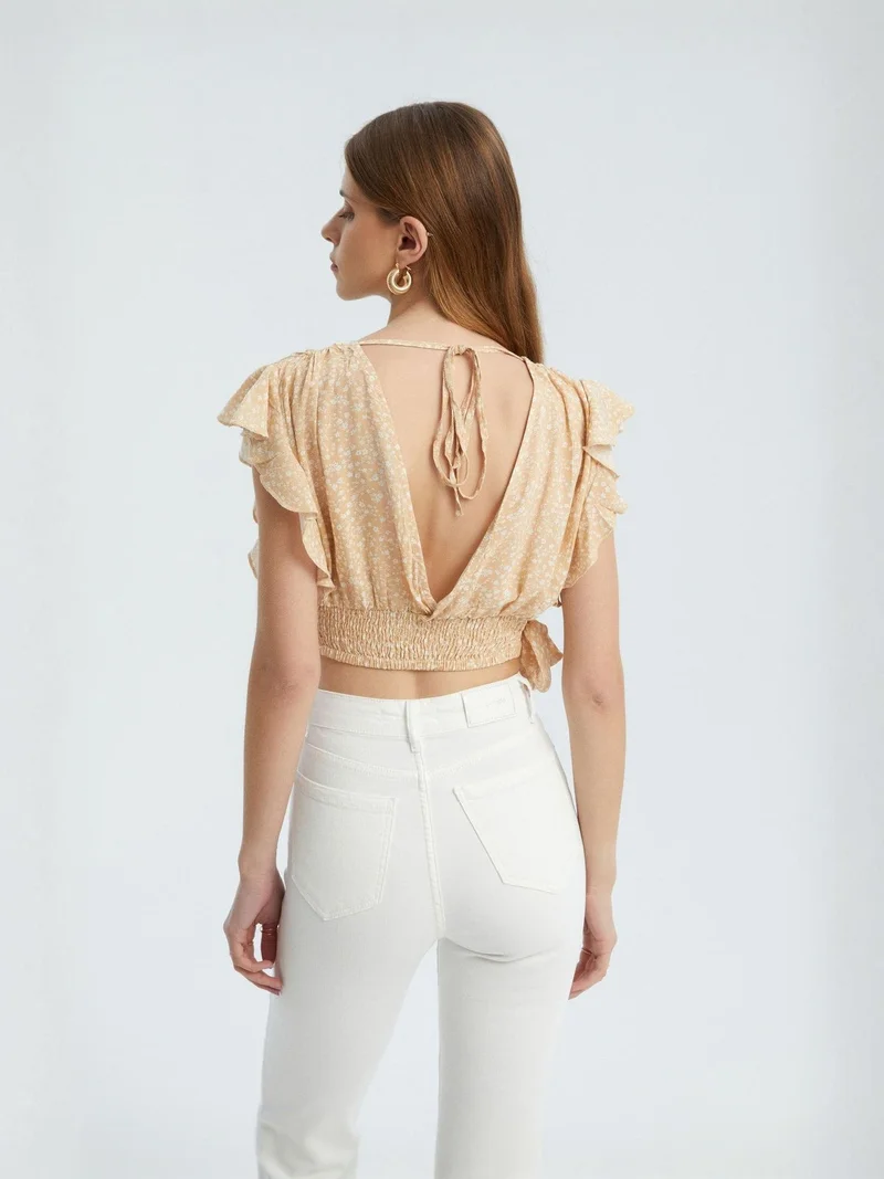 هيكاب بلوزة قصيرة بنقشة زهور وياقة على شكل حرف  ورباط جانبي