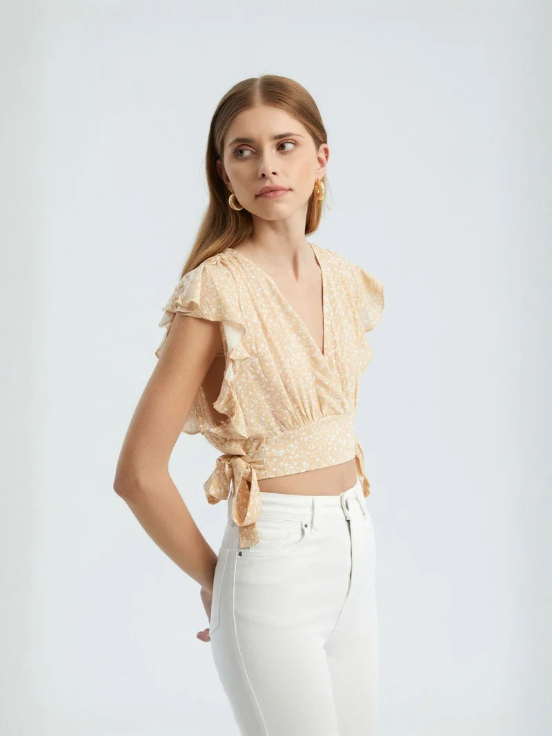 هيكاب بلوزة قصيرة بنقشة زهور وياقة على شكل حرف  ورباط جانبي