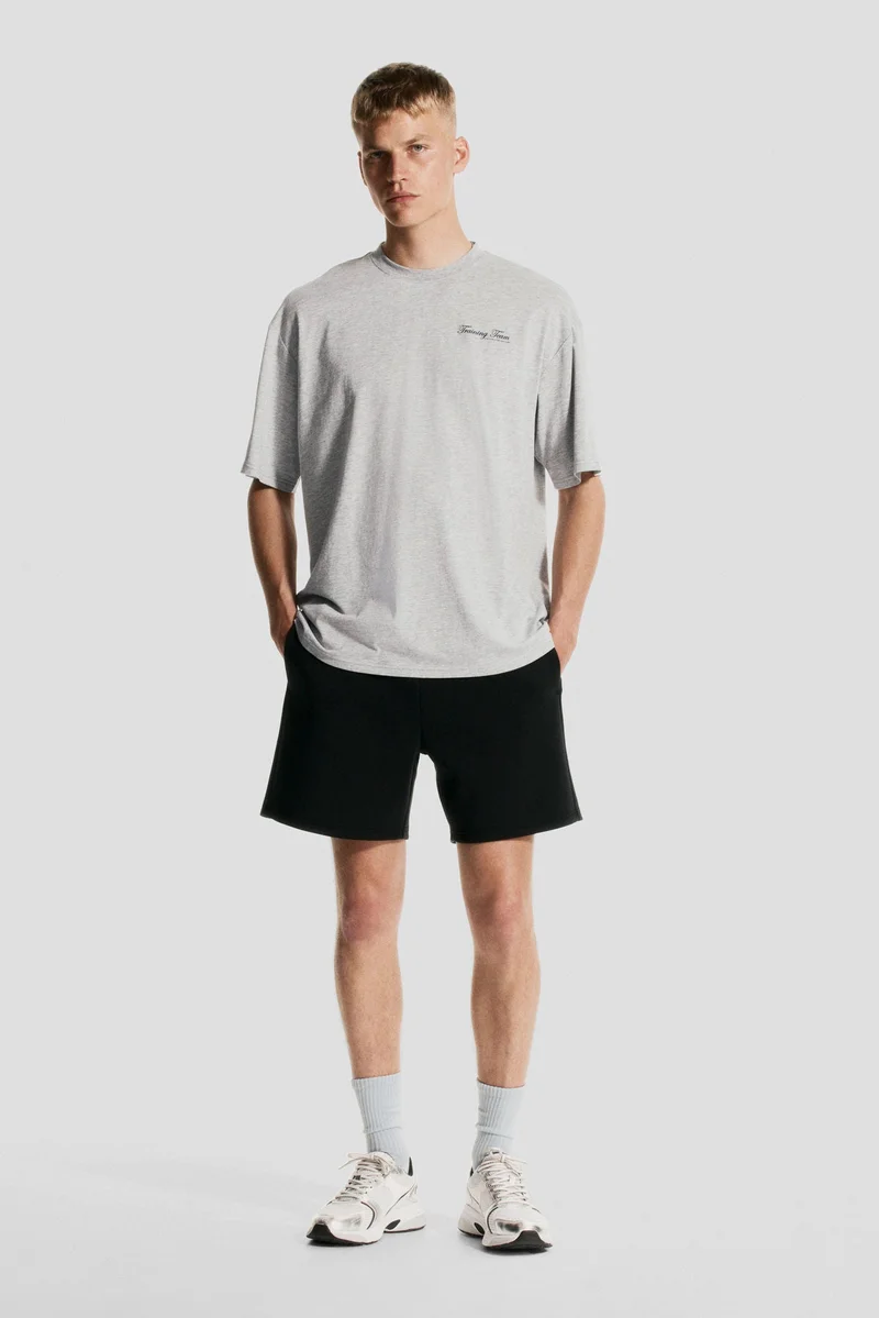 اتش اند ام تي-شيرت رياضي مطبوع من نسيج دراي موف™