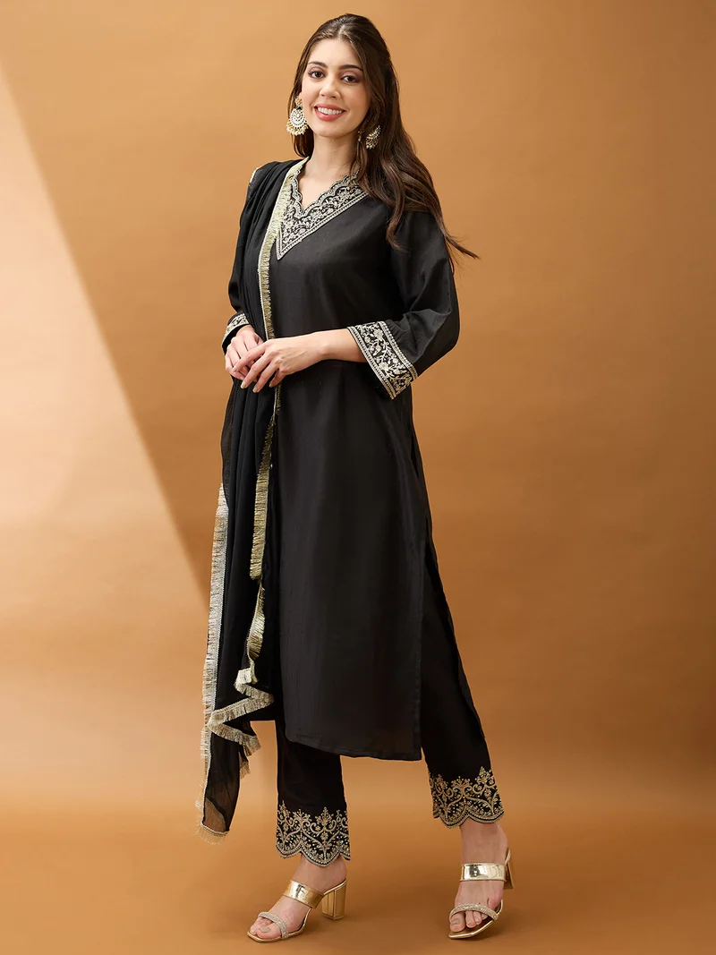 جلو باص طقم كورتا نسائي أسود مزين بالزري والترتر بياقة على شكل  وأكمام الجرس مع بنطلون ودوباتا للمناسبات