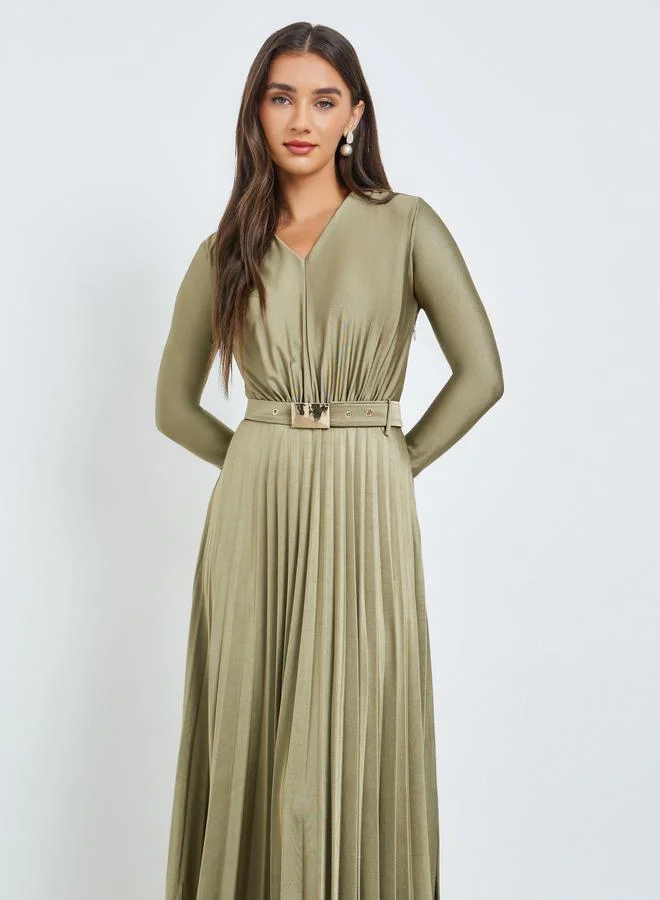 ستايلي فستان طويل بحافة واسعة وكسرات ساتان