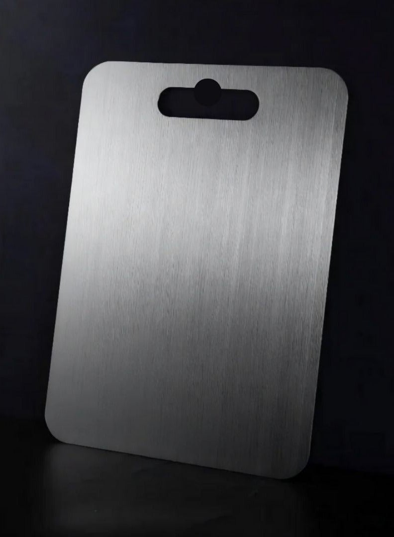 لوح تقطيع من التيتانيوم والفولاذ المقاوم للصدأ - لوح تقطيع فاخر مناسب للطعام للاستخدام في المطبخ - Image 1