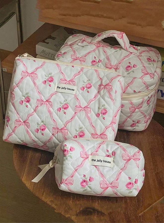 ARNOTEC طقم حقائب مكياج مزخرفة من 3 قطع، منظم تجميل قطن ناعم بسوستة سلسة، حقائب مستحضرات تجميل للسفر للنساء والفتيات (أقواس وردية) - Image 2