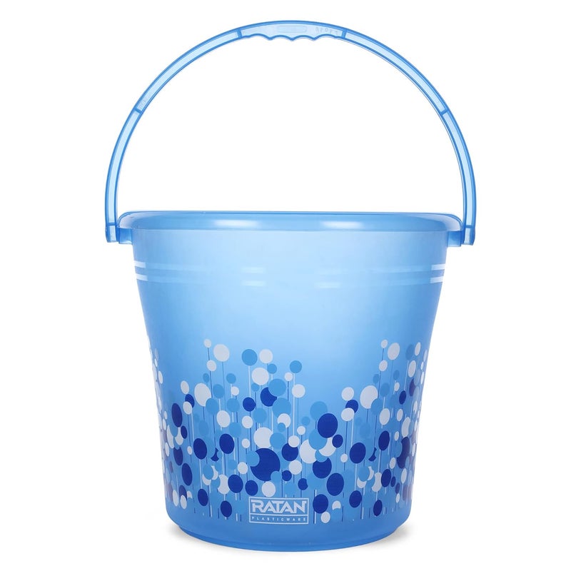 RATAN PLASTICWARE مجموعة حمام بلاستيكية من راتان مكونة من 5 قطع دلو سعة 20 لتر × 2 كوب سعة 15 لتر × 1 كرسي نوفا باتلا 107 × 1 مجموعة استحمام للمنزل والفندق والنزل بطباعة فقاعات زرقاء - Image 4