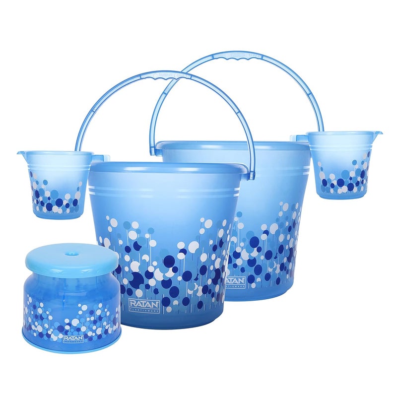 RATAN PLASTICWARE مجموعة حمام بلاستيكية من راتان مكونة من 5 قطع دلو سعة 20 لتر × 2 كوب سعة 15 لتر × 1 كرسي نوفا باتلا 107 × 1 مجموعة استحمام للمنزل والفندق والنزل بطباعة فقاعات زرقاء - Image 1