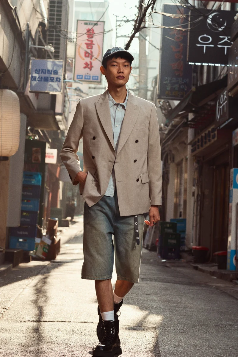 اتش اند ام شورت فضفاض من الدنيم