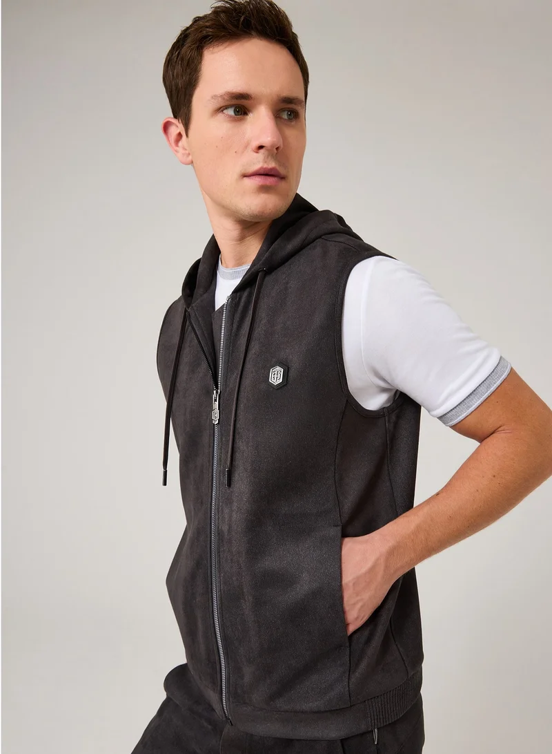 ثيودور السترة بدون أكمام بلون التيتانيوم