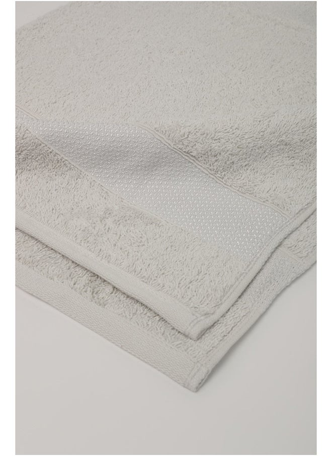 White Rose مجموعة مناشف حمام 4 قطع - سيرانتي - 550 جم / م² - 100% قطن تيري - 2 منشفة استحمام 70X140 سم و 2 منشفة يد 50x90 سم - لمسة فاخرة - جفاف سريع - امتصاص فائق - فضي  - Image 3