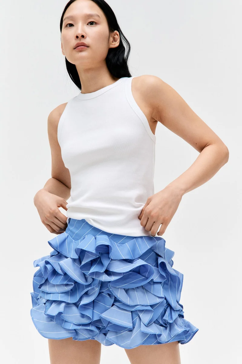 اتش اند ام تنورة ميني مزيّنة بكشكشة