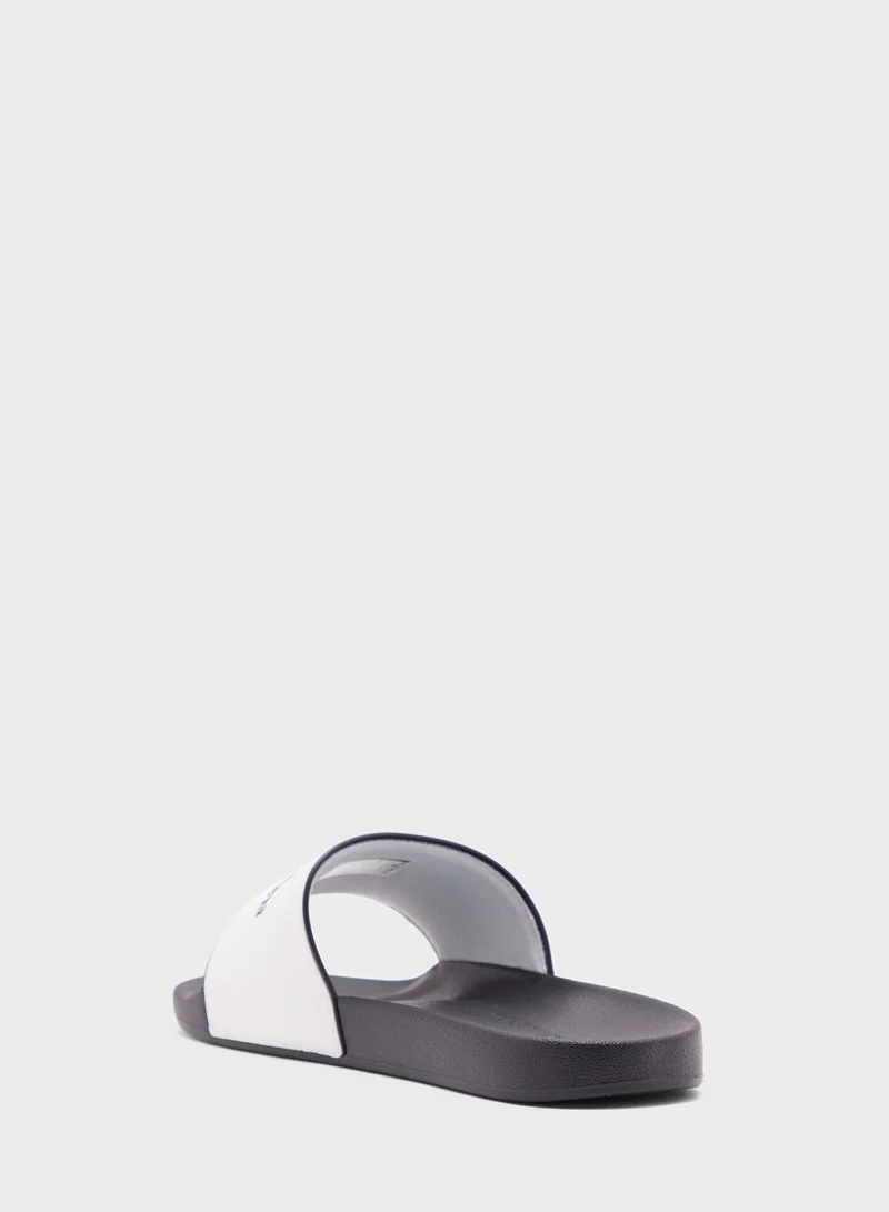 كالفن كلاين جينز شبشب سلايدز مزين بشعار الماركة